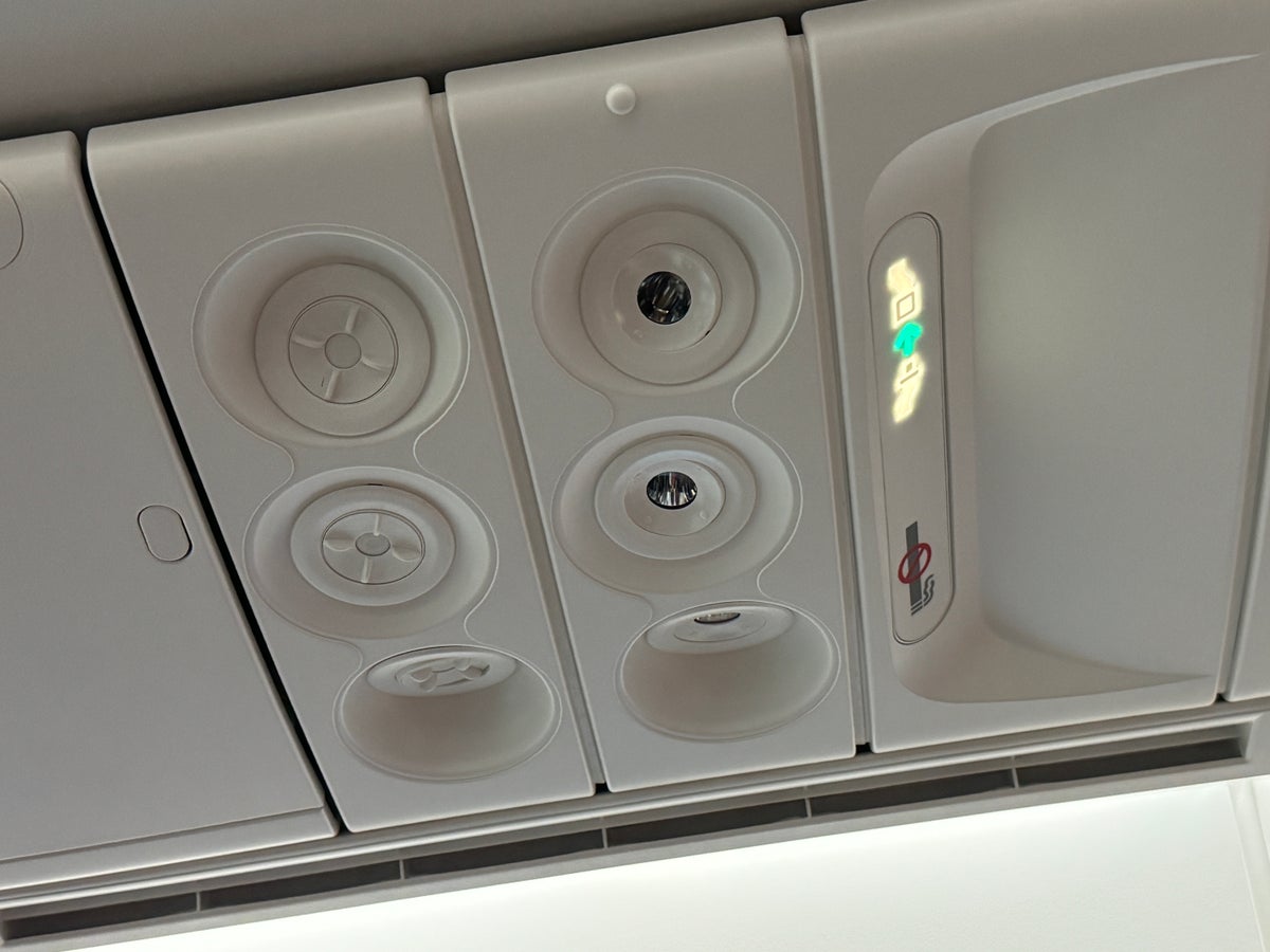 Qatar Airways economy WAW DOH 787 vent light