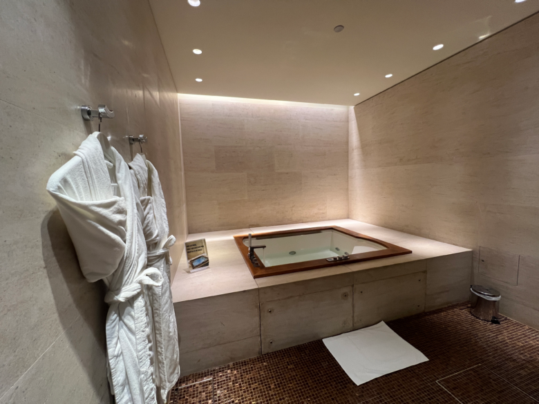 Al Safwa Lounge Spa Jacuzzi tub robe