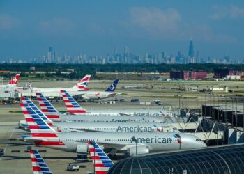 American Airlines allegedly accuses flight attendants of making money from.jpg115603 - Travel News, Insights & Resources.