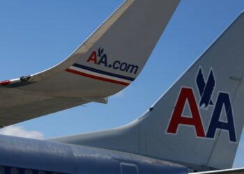 American Airlines flight departing KCI struck by lightning lands safely - Travel News, Insights & Resources.