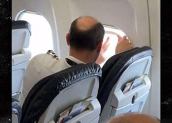 Apparent United Airlines Pilot Fixes Plane Window Right Before Takeoff - Travel News, Insights & Resources.