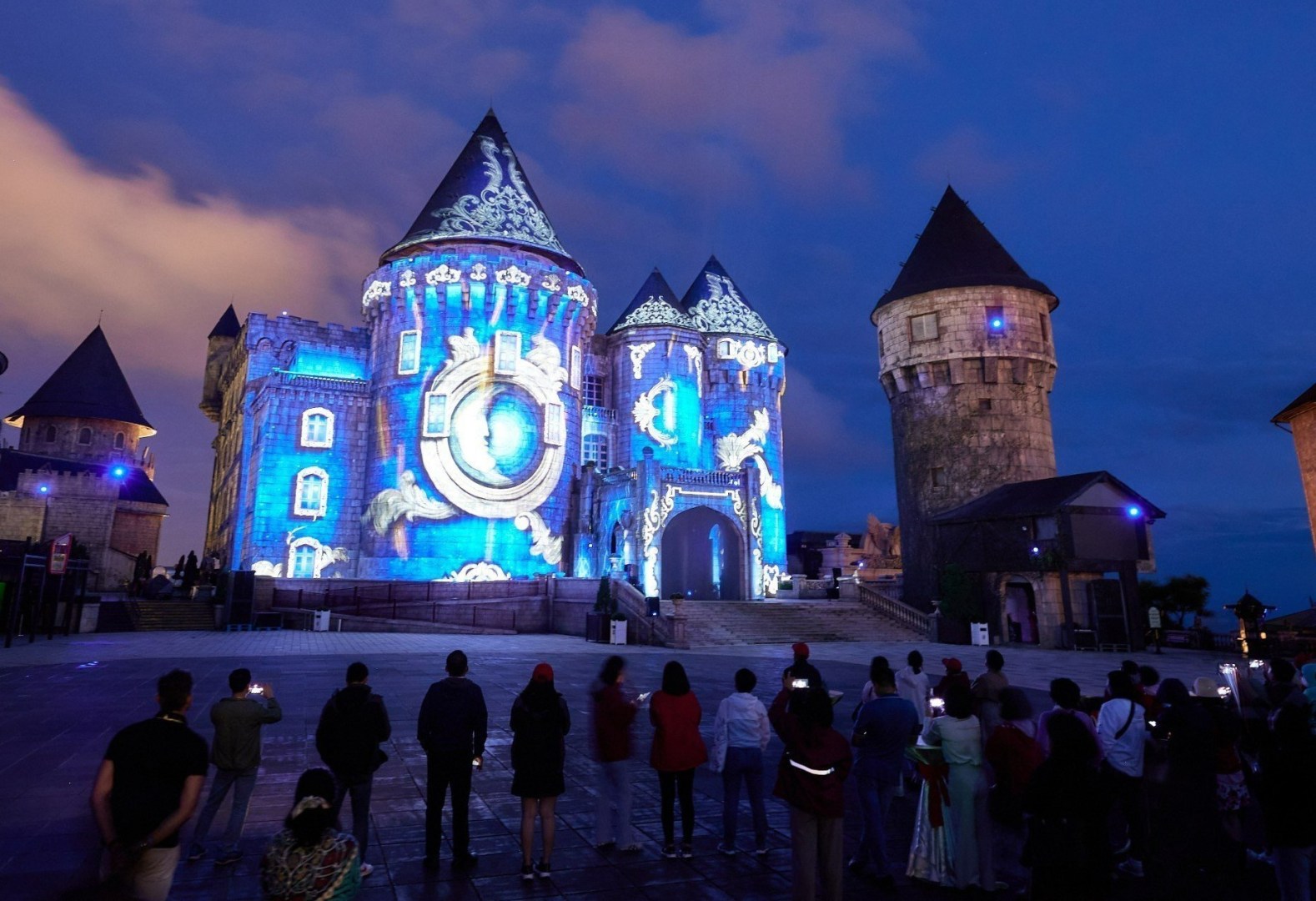 Du khach xem Show trinh dien 3D mapping sieu thuc tai Khu du lich Sun World Ba Na Hills. Anh Tran Le - Travel News, Insights & Resources.