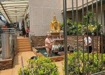 Fat farang strips naked and poops in Bangkok shrine video - Travel News, Insights & Resources.