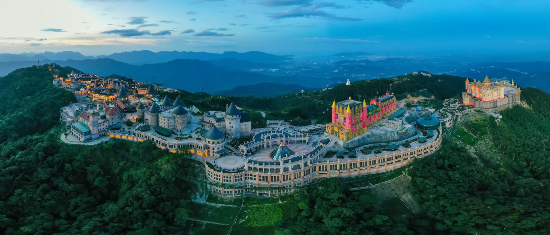 Khu du lich Sun World Ba Na Hills diem den thu hut khach du lich. Anh Tran Le Lam TTXVN - Travel News, Insights & Resources.