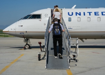 United Air ‘Deeply Disturbed by Passenger Given Cockpit Access - Travel News, Insights & Resources.