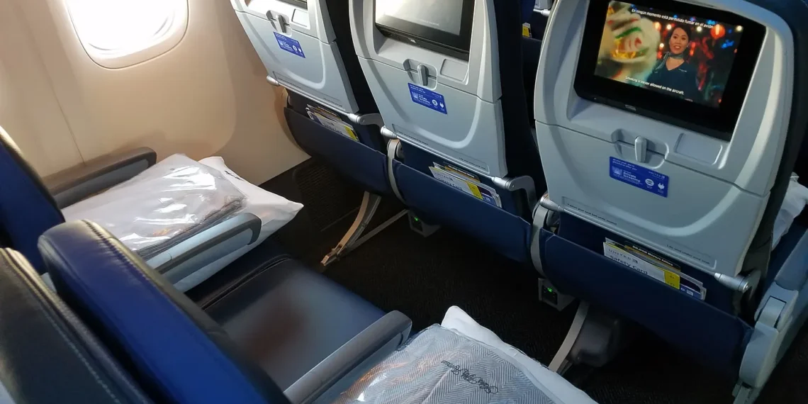 United Airlines Flight Attendant Threatens Passengers Over Armrests Whose Space.webp - Travel News, Insights & Resources.