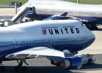 United Airlines Flight Attendants Protest Executive Pay Raises - Travel News, Insights & Resources.