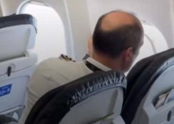 United Airlines Pilot Caught On Camera Replacing Planes Window Moments - Travel News, Insights & Resources.