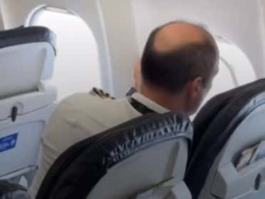 United Airlines Pilot Caught On Camera Replacing Planes Window Moments - Travel News, Insights & Resources.