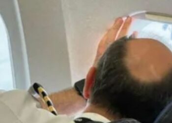 United Airlines passenger films PILOT replacing window before flight - Travel News, Insights & Resources.