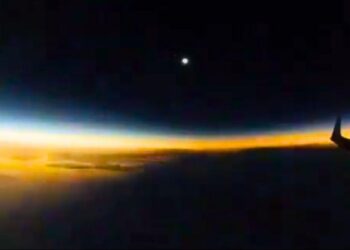 Watch Passengers witness total solar eclipse from 50000 feet up - Travel News, Insights & Resources.