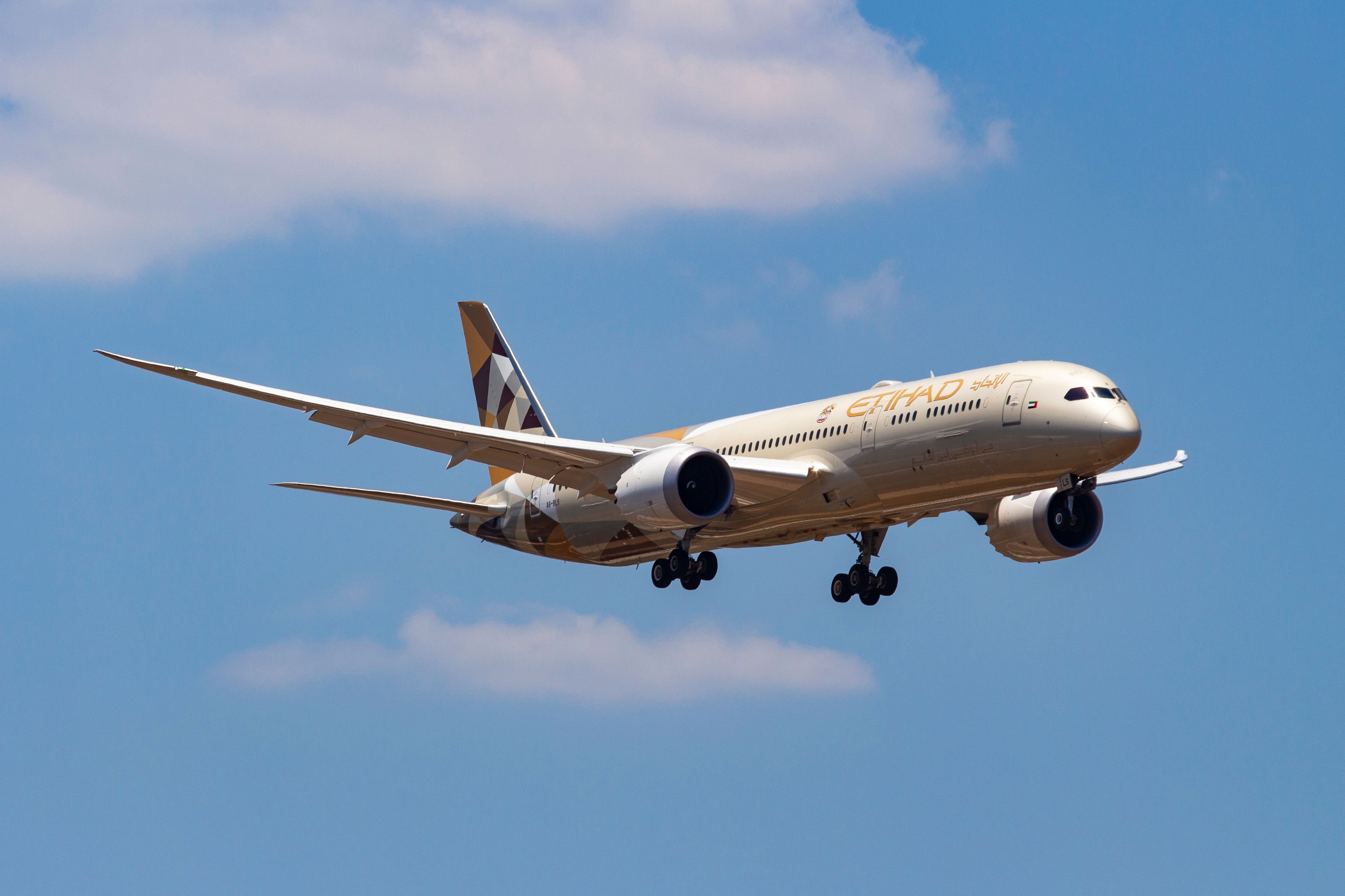 An Etihad Airways Boeing 787 landing 