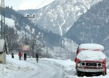 Climate Change Unusual April snowfall attracts tourists to Kaghan Valley.webp - Travel News, Insights & Resources.