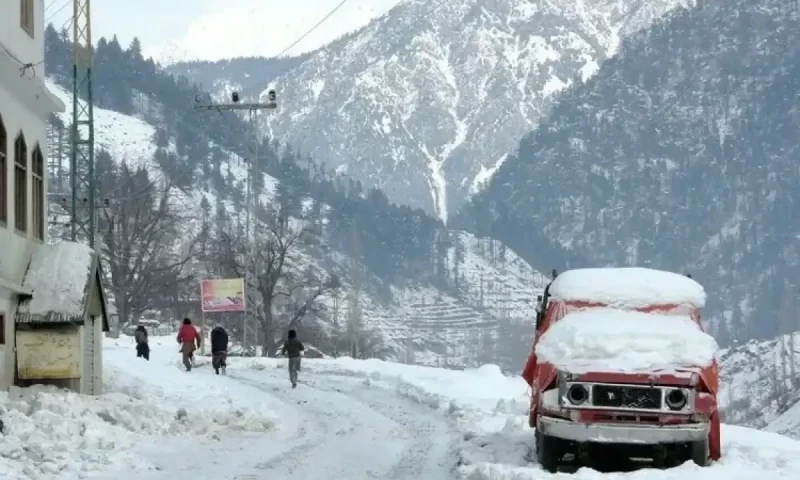 Climate Change Unusual April snowfall attracts tourists to Kaghan Valley.webp - Travel News, Insights & Resources.