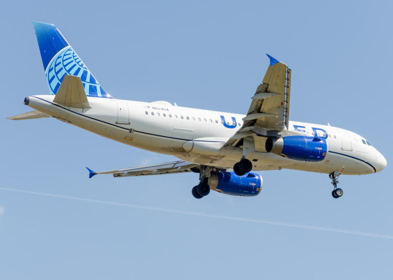 N824UA United Airlines Airbus A319 by Dylan Campbell AeroXplorer - Travel News, Insights & Resources.