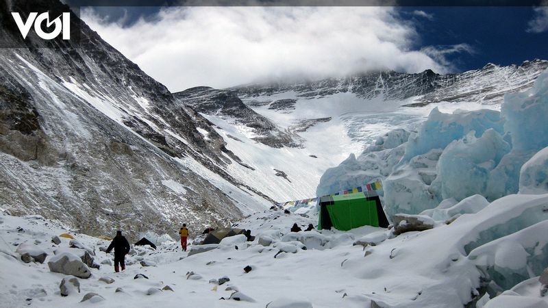 Nepal And England Climbers Successfully Break Most Records Climbing Everest - Travel News, Insights & Resources.