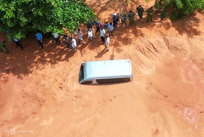 Sand flood buries cars invades houses in Vietnam tourism site - Travel News, Insights & Resources.