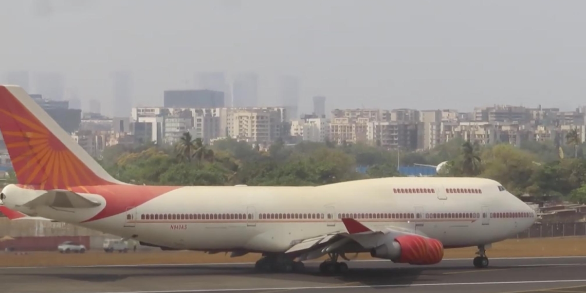 Stunning wing wave as this Boeing 747 is leaving Air - Travel News, Insights & Resources.